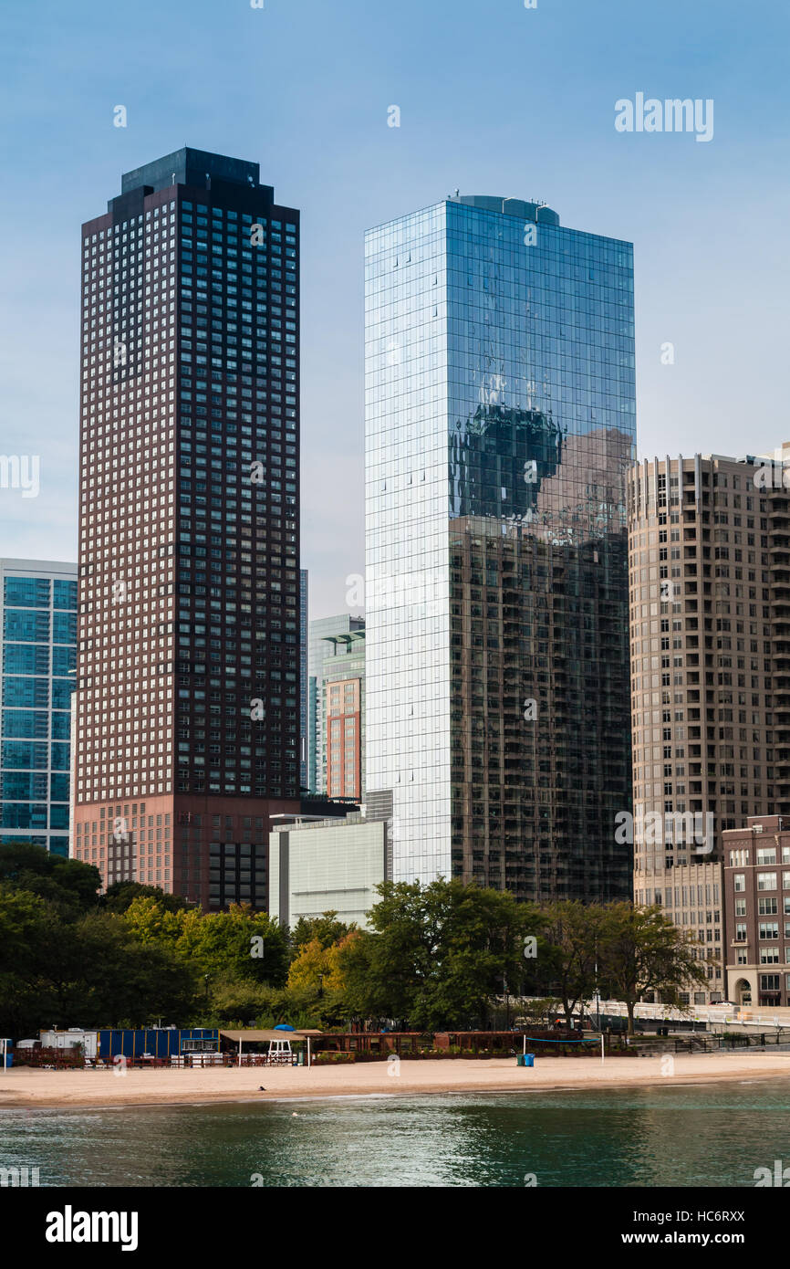 Front de mer avec des gratte-ciel de Chicago et des reflets du lac Michigan Banque D'Images