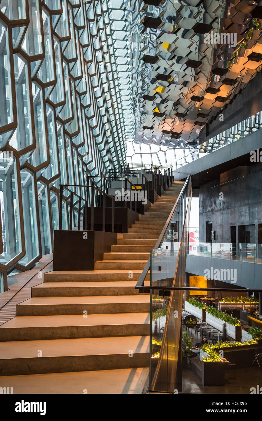 L'architecture intérieure de l'Harpa Concert Hall, et le centre de conférence dans le secteur riverain de Reyjavik, l'Islande, l'Europe. Banque D'Images