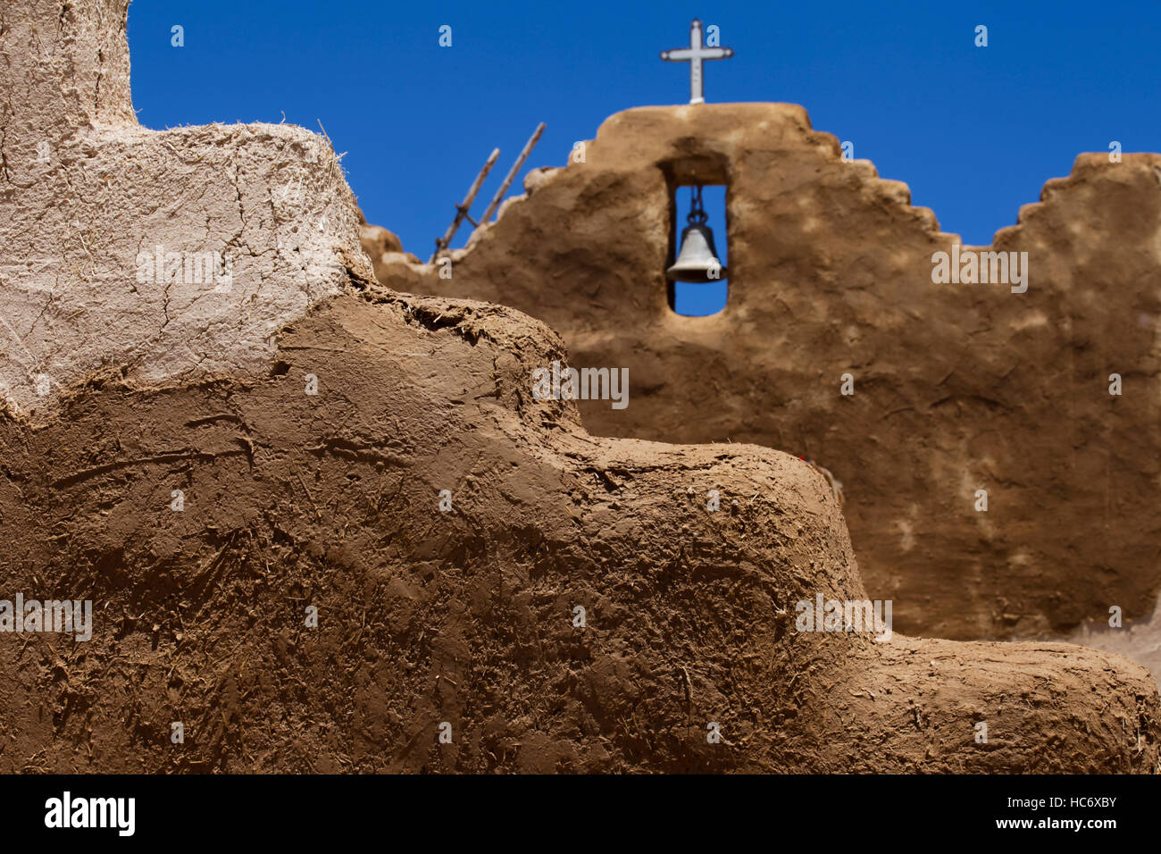 Picuris Pueblo, New Mexico, United States. Ancienne église d'Adobe sur la réservation. Banque D'Images