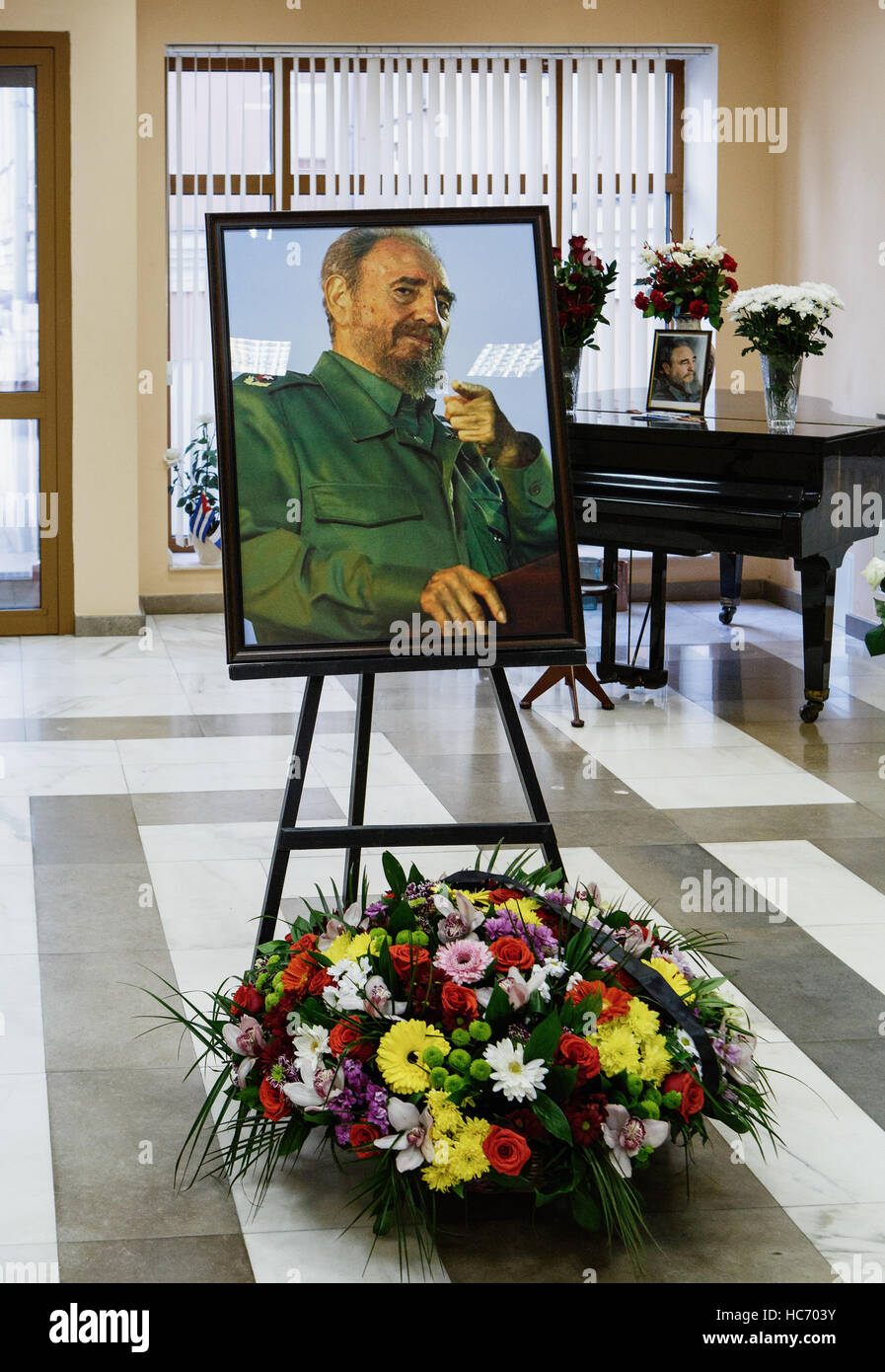 Moscou - 27 novembre,2016 : Memorial avec flovers Rebulic à ambassade de Cuba.Les gens pleurer sur la mort du président cubain Fidel Castro.Funérailles d'natoina Banque D'Images