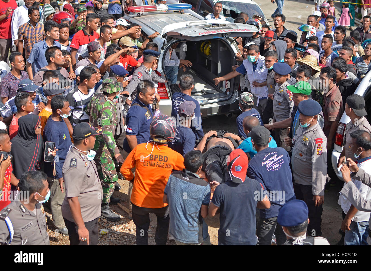 L'Indonésie. 07Th Dec, 2016. 6.5 Mesure du séisme sur l'échelle de Richter (sr) secoué Pidie Jaya, Province d'Aceh. Tuant au moins 92 personnes et causant des dizaines de bâtiments d'effondrement ont été plus que 70 des blessés avait subi des blessures graves dans l'ordre de grandeur 6,5 séisme. Credit : Azwar/Pacific Press/Alamy Live News Banque D'Images