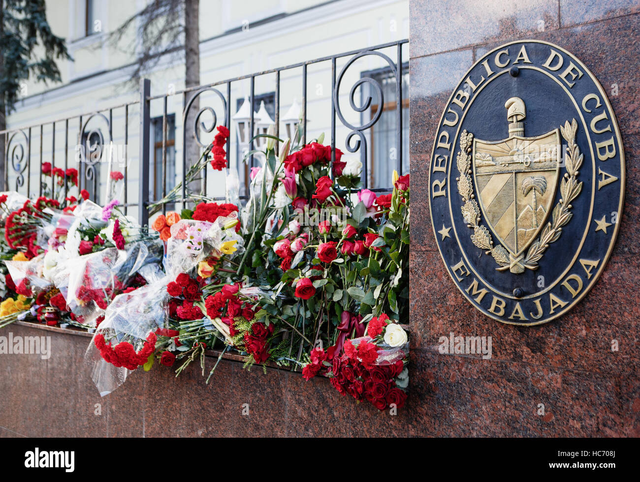 Moscou - 27 novembre,2016 : Memorial avec flovers Rebulic à ambassade de Cuba.Les gens pleurer sur la mort du président cubain Fidel Castro.Funérailles d'natoina Banque D'Images