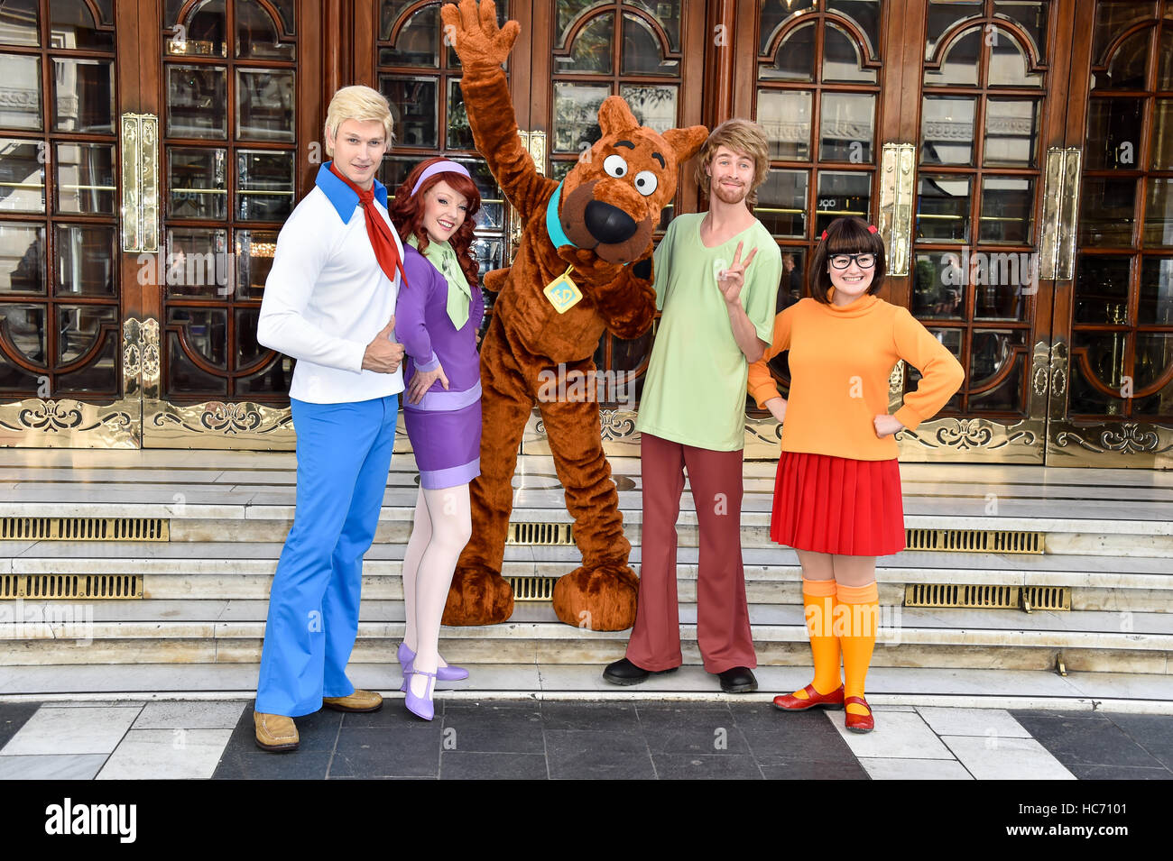 Scooby Doo et la bande de Mystery Inc arriver au London Palladium avant leurs débuts West End avec : Charlie Bull (Daphné), Charlie Haskins (irrégulière), Joe Goldy (Scooby-Doo), Rebedda Withers (Velma), Chris Warner Drake (Fred) Où : London, United Banque D'Images