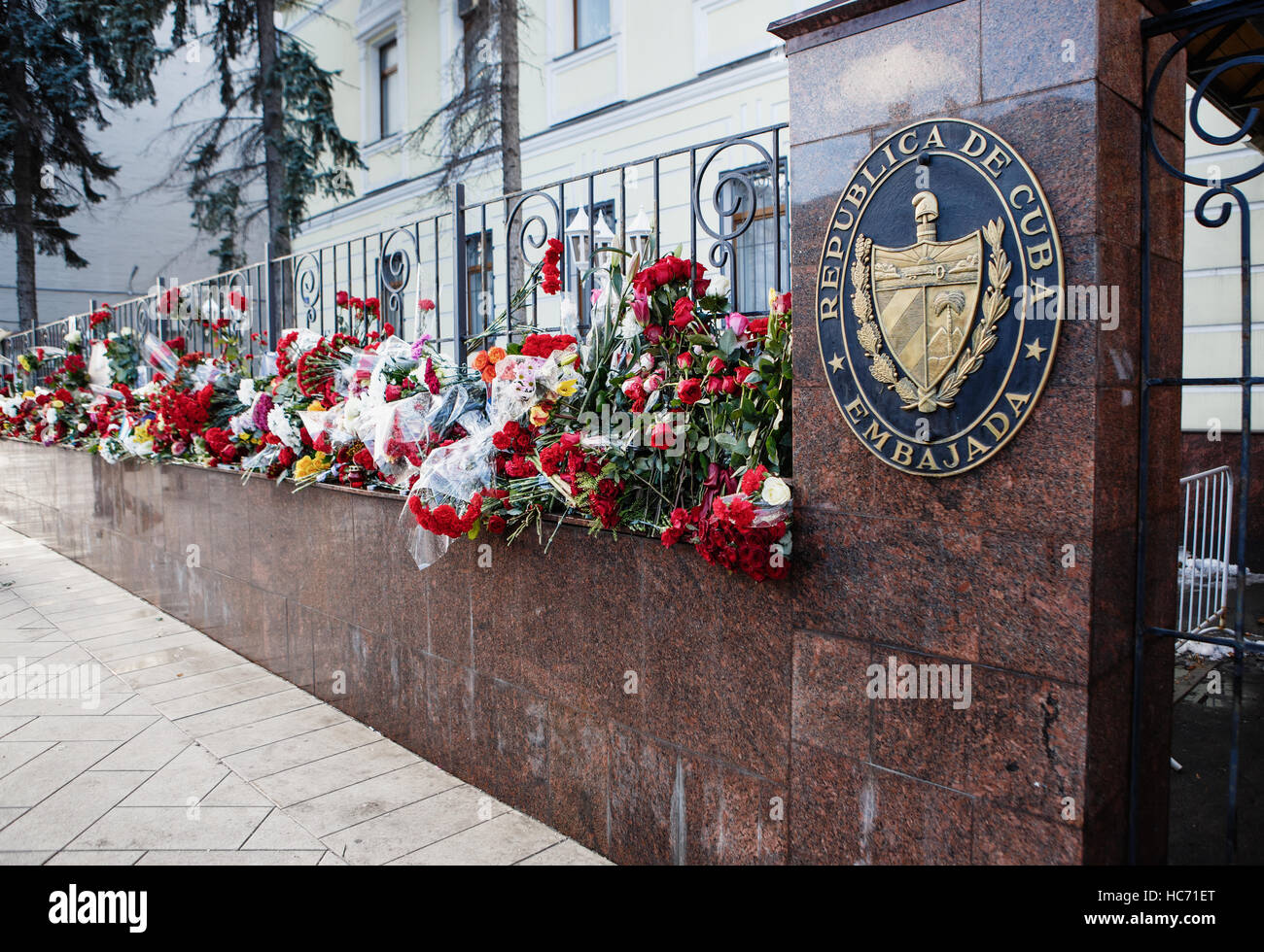 Moscou - 27 novembre,2016 : Memorial avec flovers Rebulic à ambassade de Cuba.Les gens pleurer sur la mort du président cubain Fidel Castro.Funérailles d'natoina Banque D'Images