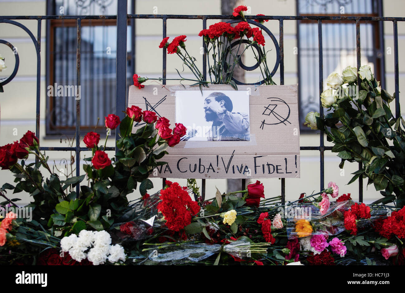 Moscou - 27 novembre,2016 : Memorial avec flovers Rebulic à ambassade de Cuba.Les gens pleurer sur la mort du président cubain Fidel Castro.Funérailles d'natoina Banque D'Images