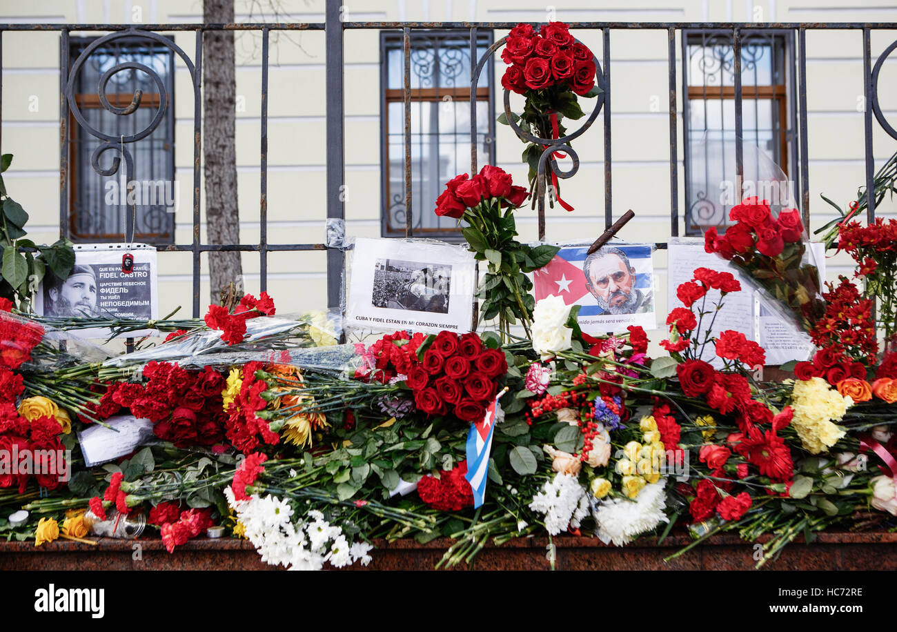 Moscou - 27 novembre,2016 : Memorial avec flovers Rebulic à ambassade de Cuba.Les gens pleurer sur la mort du président cubain Fidel Castro.Funérailles d'natoina Banque D'Images
