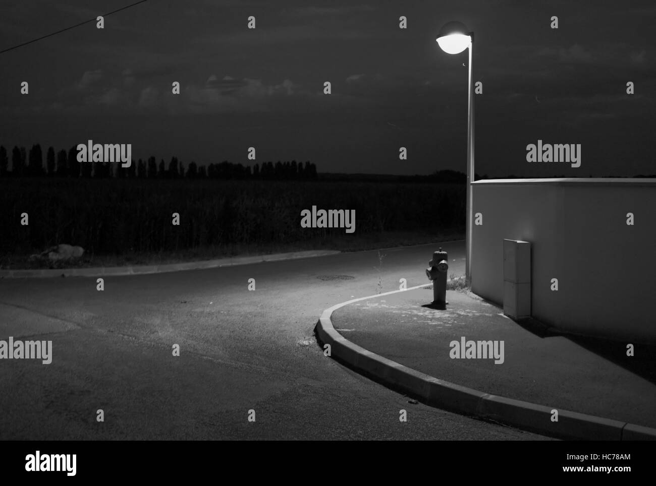 Coin de rue au crépuscule, Varreddes, France Banque D'Images