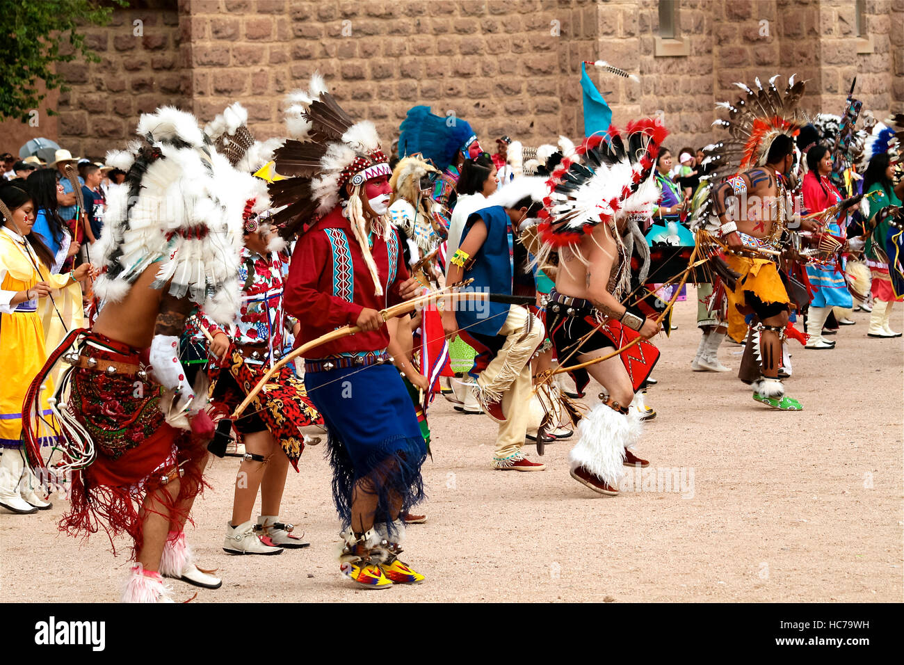 Ohkay Owingeh Pueblo, New Mexico, United States. Fête de l'été Fête. Tribu Tewa. Défilé et danses. Banque D'Images