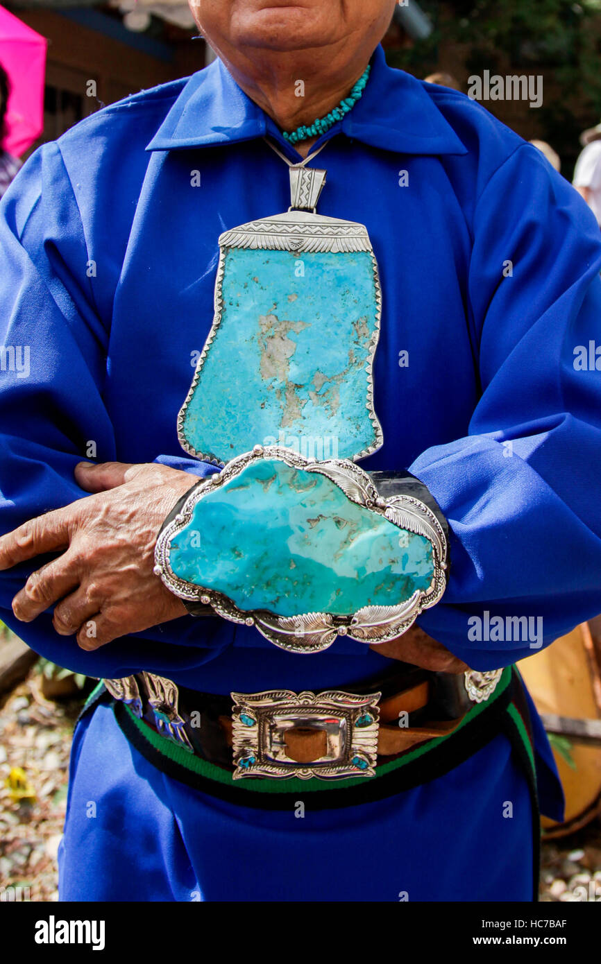 Santa Fe, Nouveau Mexique, États-Unis. Homme Navajo avec de gros bijoux turquoise Banque D'Images