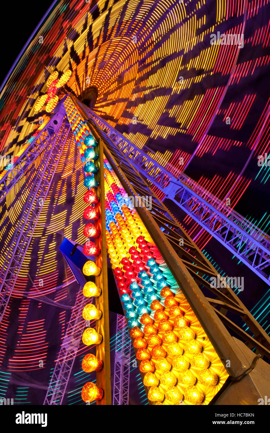 Tourner la grande roue de nuit avec light trails Banque D'Images