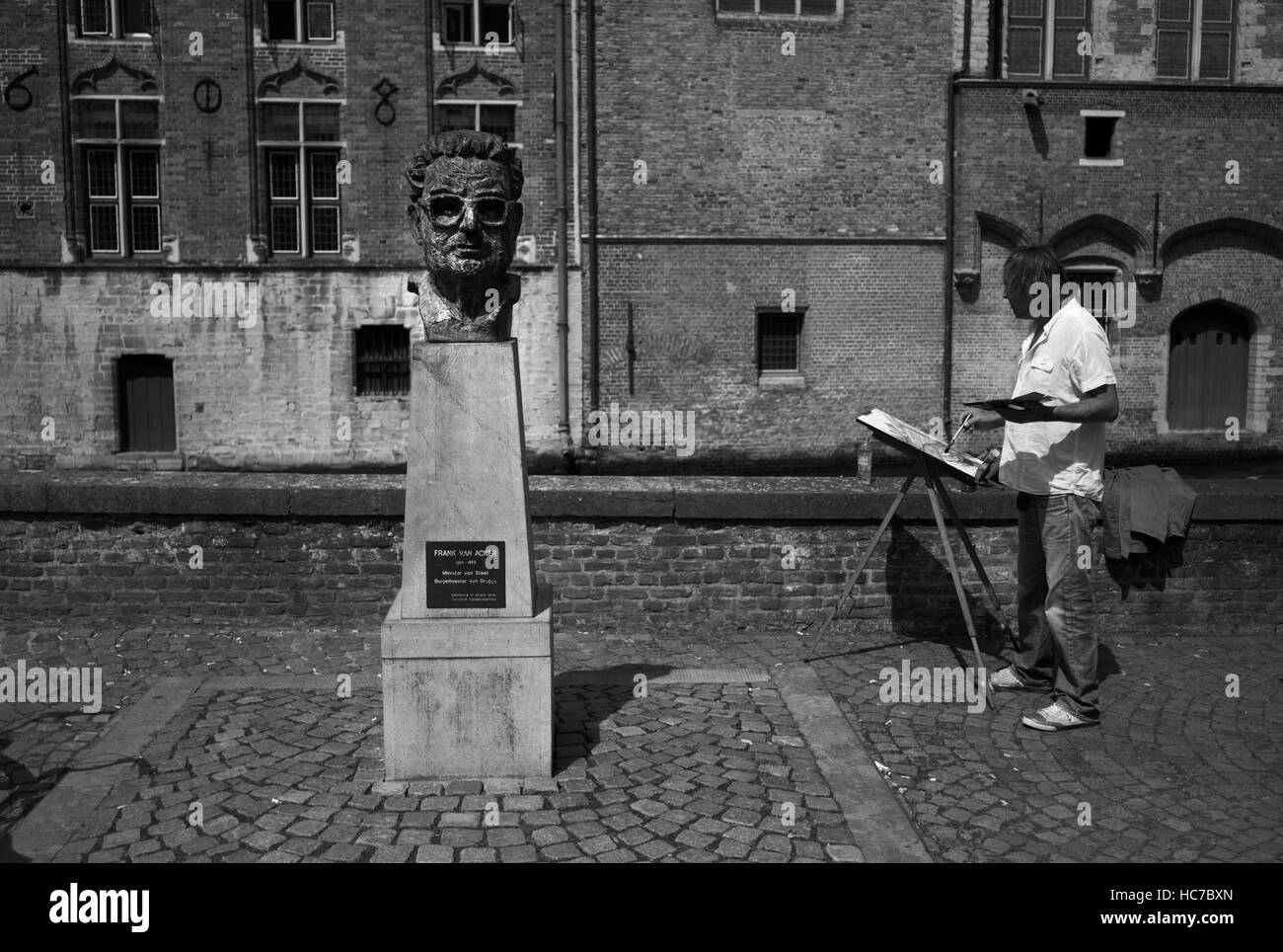 En regard de l'artiste Buste de Frank Van Acker, Bruges, Belgique Banque D'Images