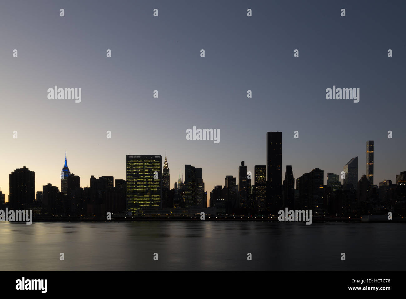 Silhouette de la skyline de Manhattan à New York durant l'heure du coucher du soleil Banque D'Images