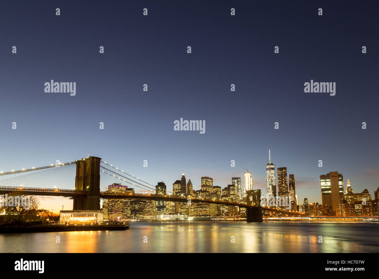 Skyline de Manhattan et Brooklyn Bridge pendant l'heure du coucher du soleil Banque D'Images