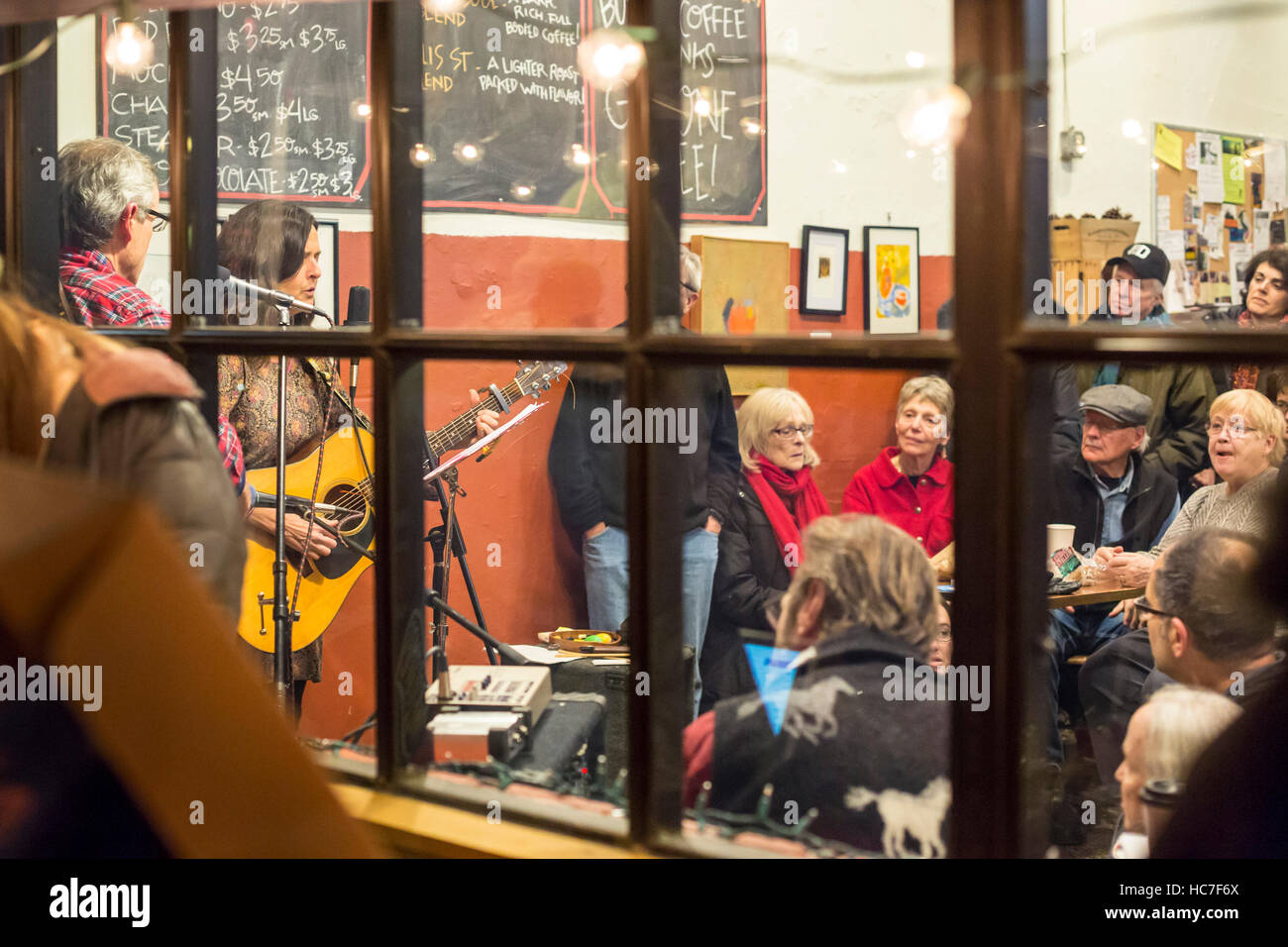 Detroit, Michigan - Julie Beutel et Bob O'Brien signe pour une foule à l'Avalon boulangerie sur Noel nuit. Noel nuit commence la saison de vacances à Detroit. Banque D'Images