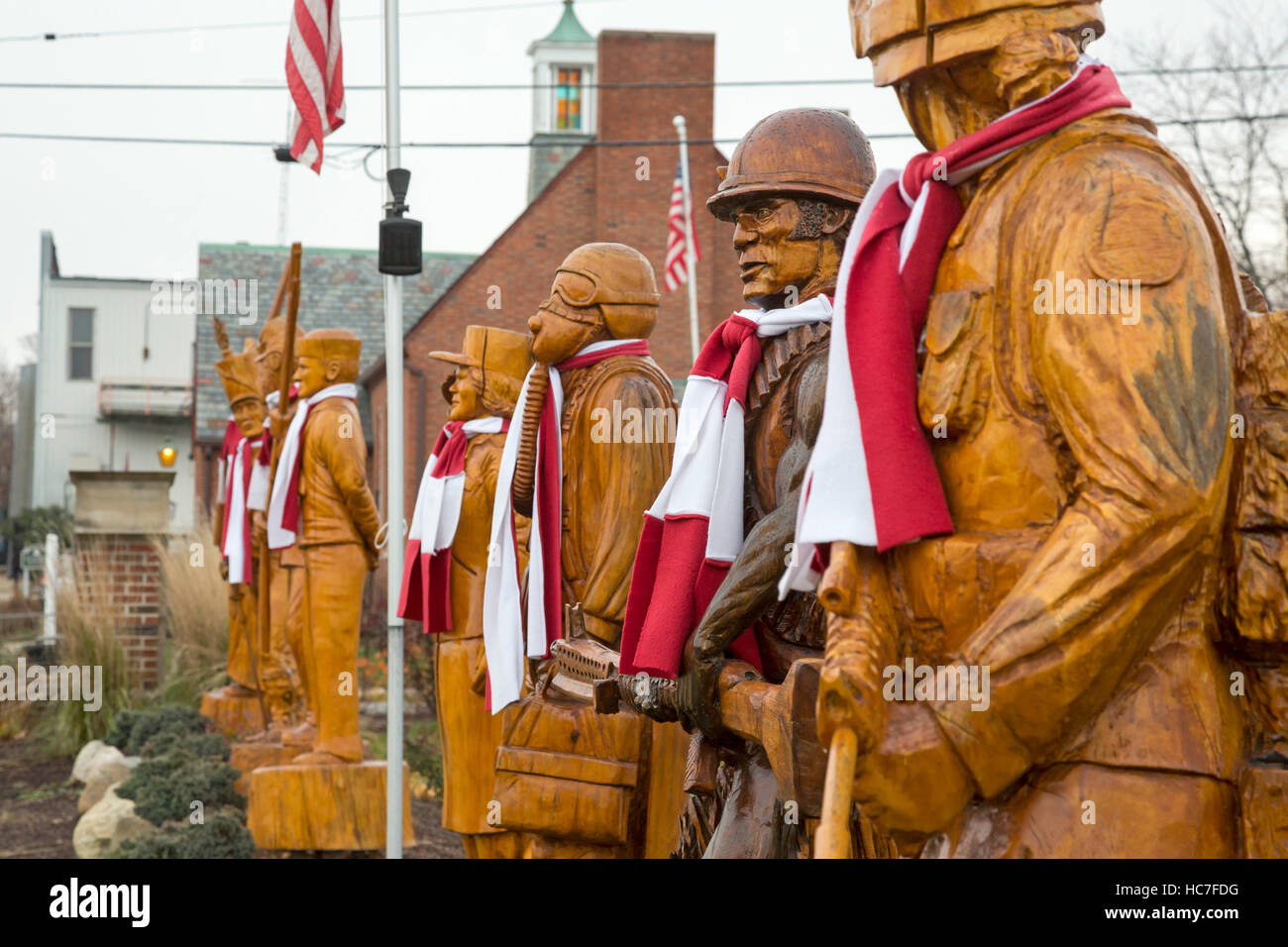 Mason, Michigan - sculptures sur bois des soldats qui ont combattu dans les guerres américaines sont décorées pour les fêtes avec des foulards colorés. Banque D'Images