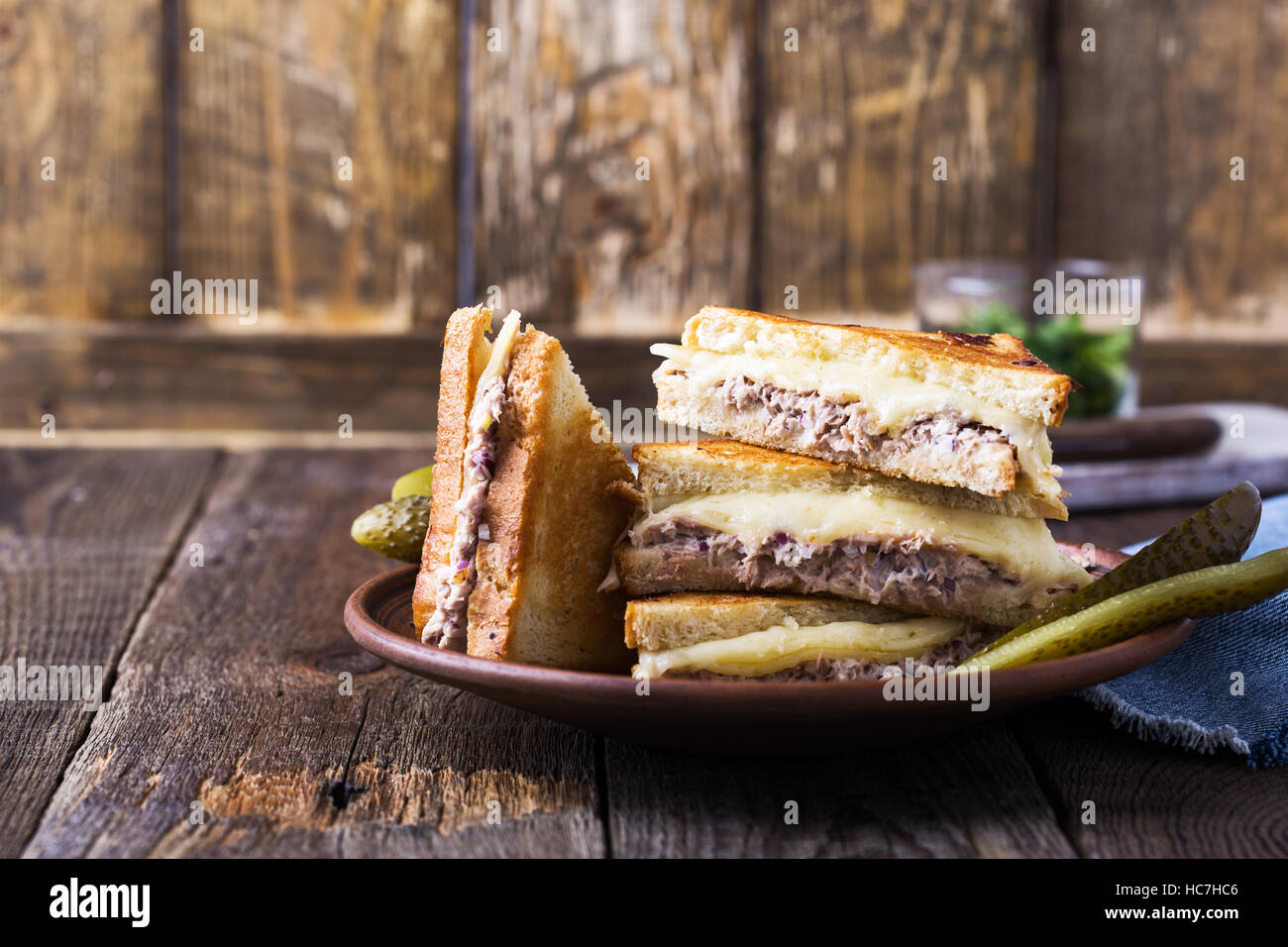 Thon sandwich fait maison faire fondre sur rural tableau Banque D'Images