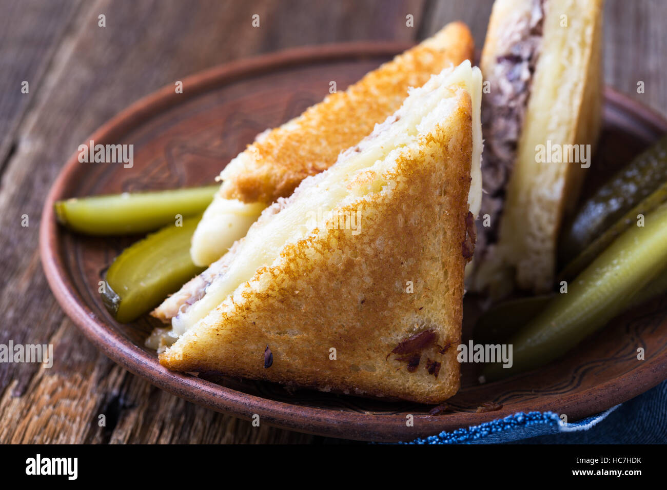 Thon sandwich fait maison faire fondre sur rural tableau Banque D'Images