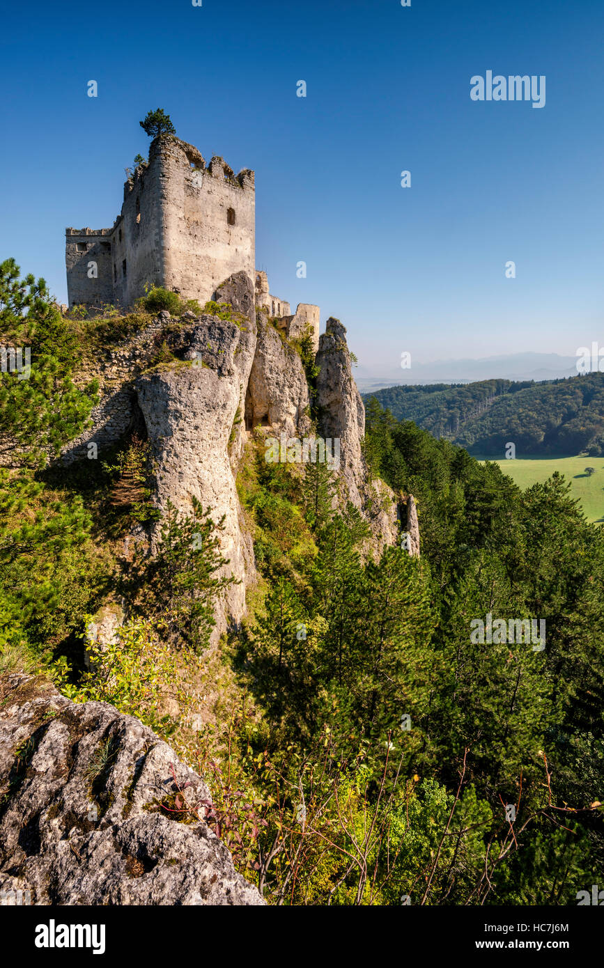 Ruines du château (Lietavsky Lietava hrad), 13e siècle, la montagne (Sulovske Sulov vrchy) dans l'ouest des Carpates, Slovaquie Banque D'Images