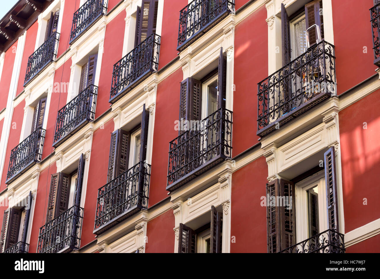 Ouvrez les fenêtres en façade rouge (Madrid, Espagne). Banque D'Images