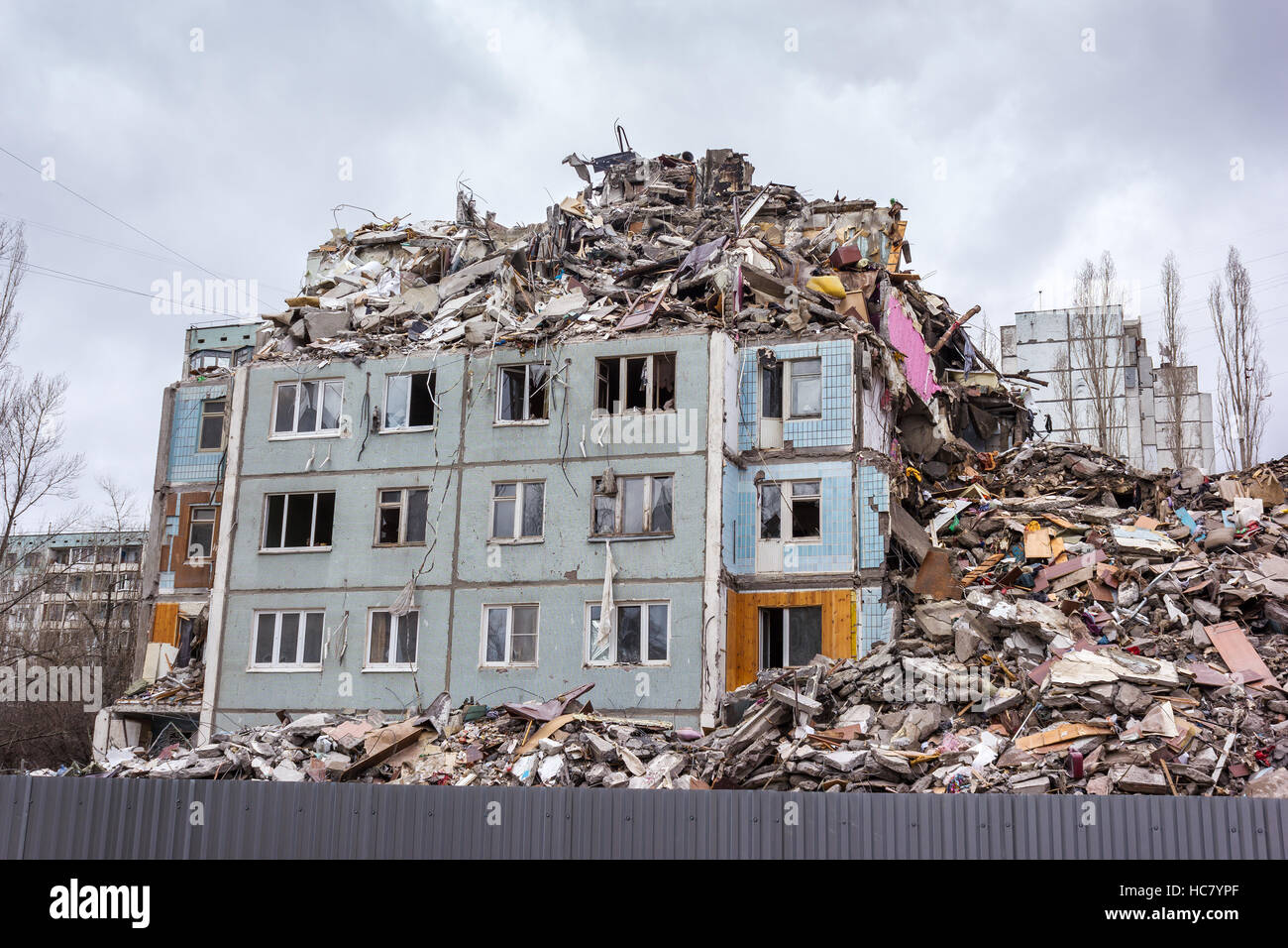 Démolition de bâtiments en milieu urbain. Maison en ruines. Banque D'Images