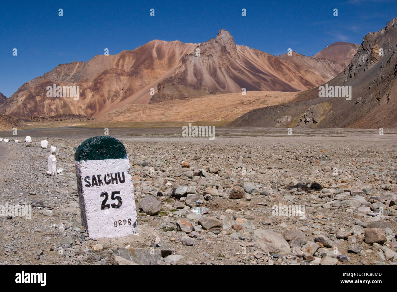 Signe de route (25km à Sarchu) sur la route entre Manali et Leh haut dans les montagnes du Ladakh, Inde Banque D'Images