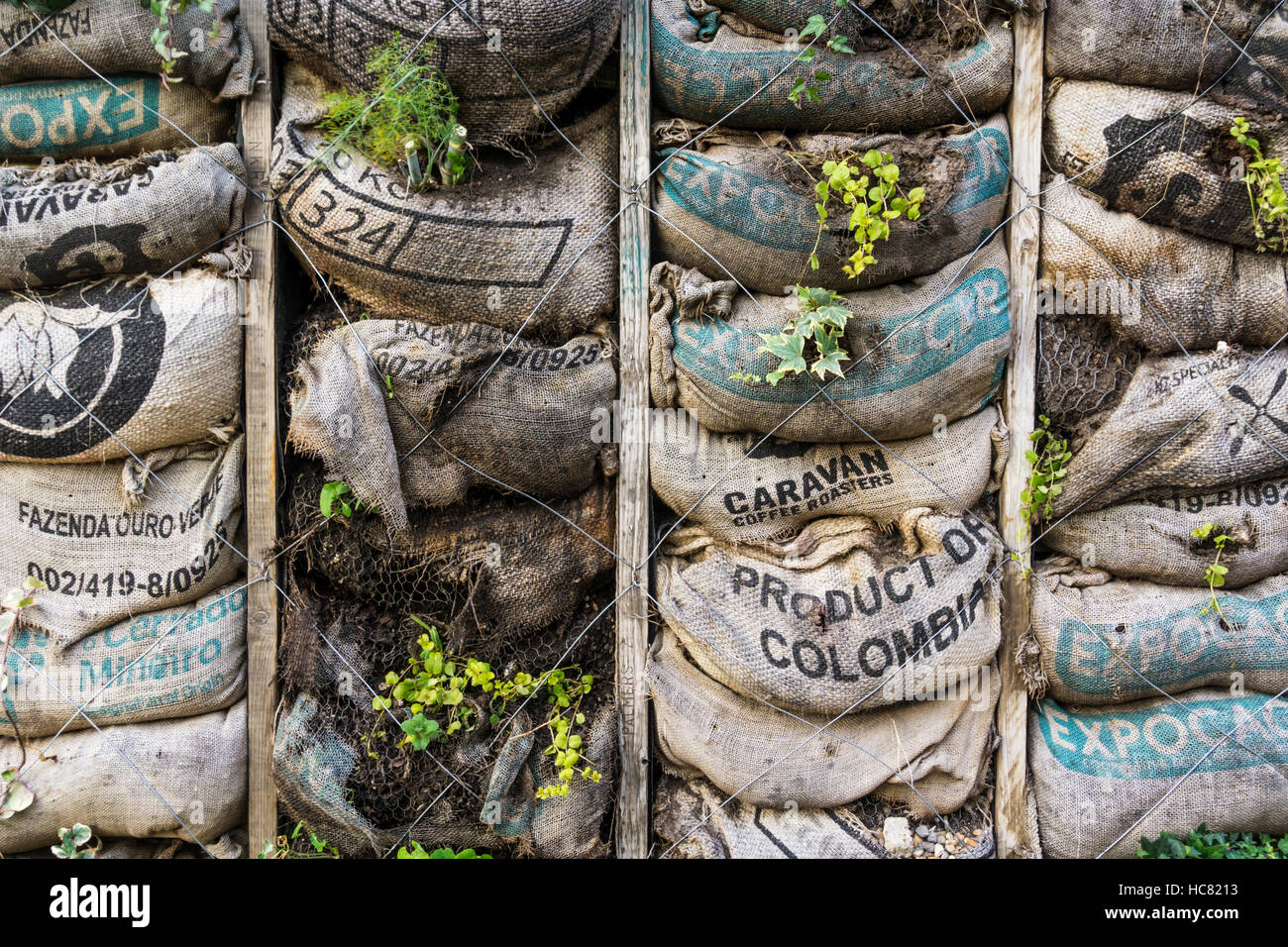 Cool Earthbag Store par Alessandro Conning-Rowland au jardin Skip to, King's Cross. Voir les détails dans la description. Banque D'Images