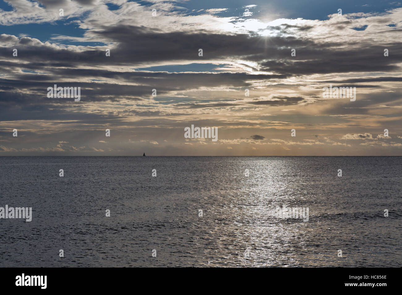 Paysage marin de l'Adriatique, avec des nuages à coucher du soleil en Istrie, Croatie Banque D'Images