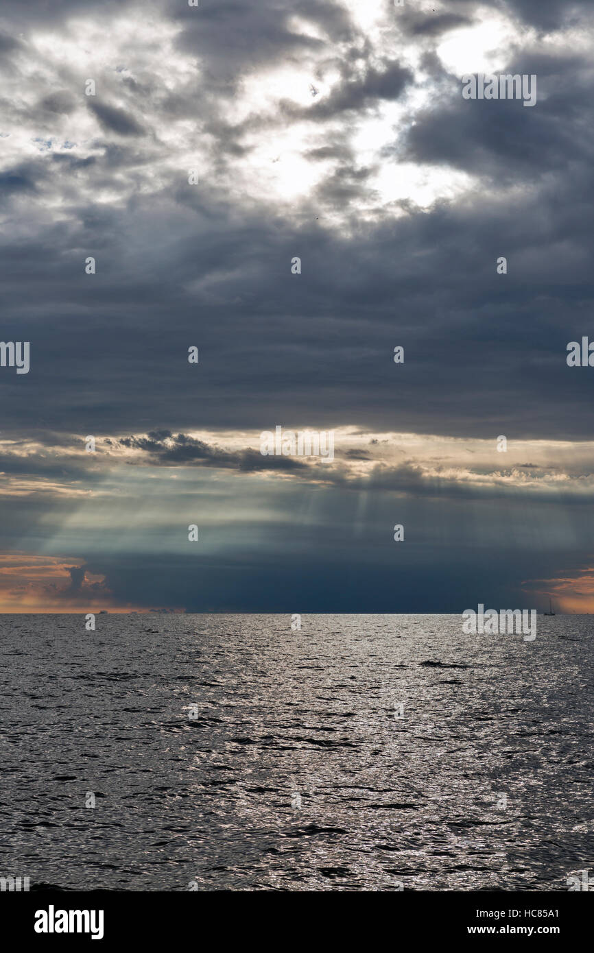 Paysage marin de l'Adriatique, avec des nuages et des rayons de lumière au coucher du soleil en Istrie, Croatie Banque D'Images