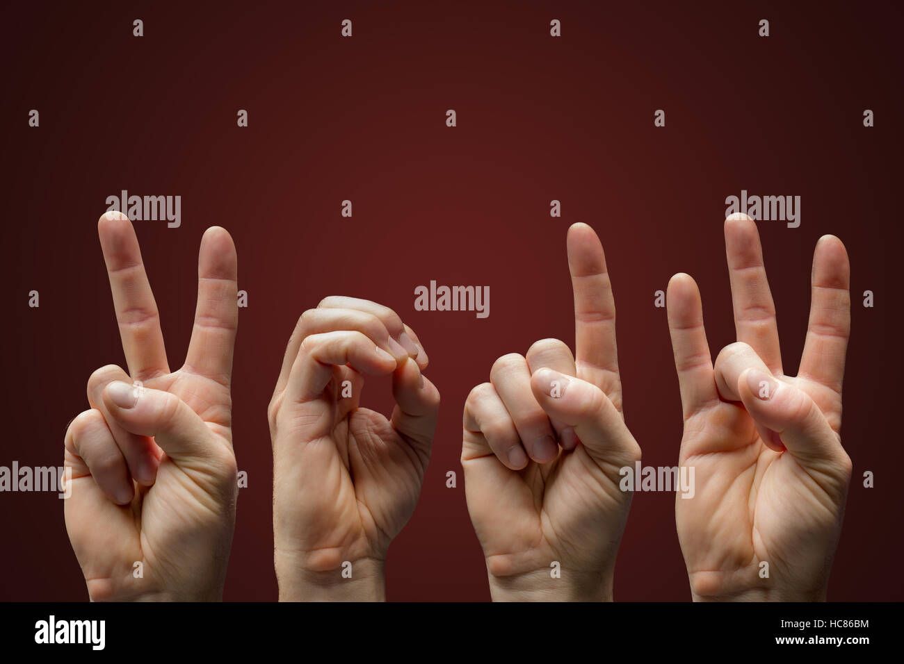 Nouvelle année 2017 en langue des signes sur fond rouge foncé Banque D'Images