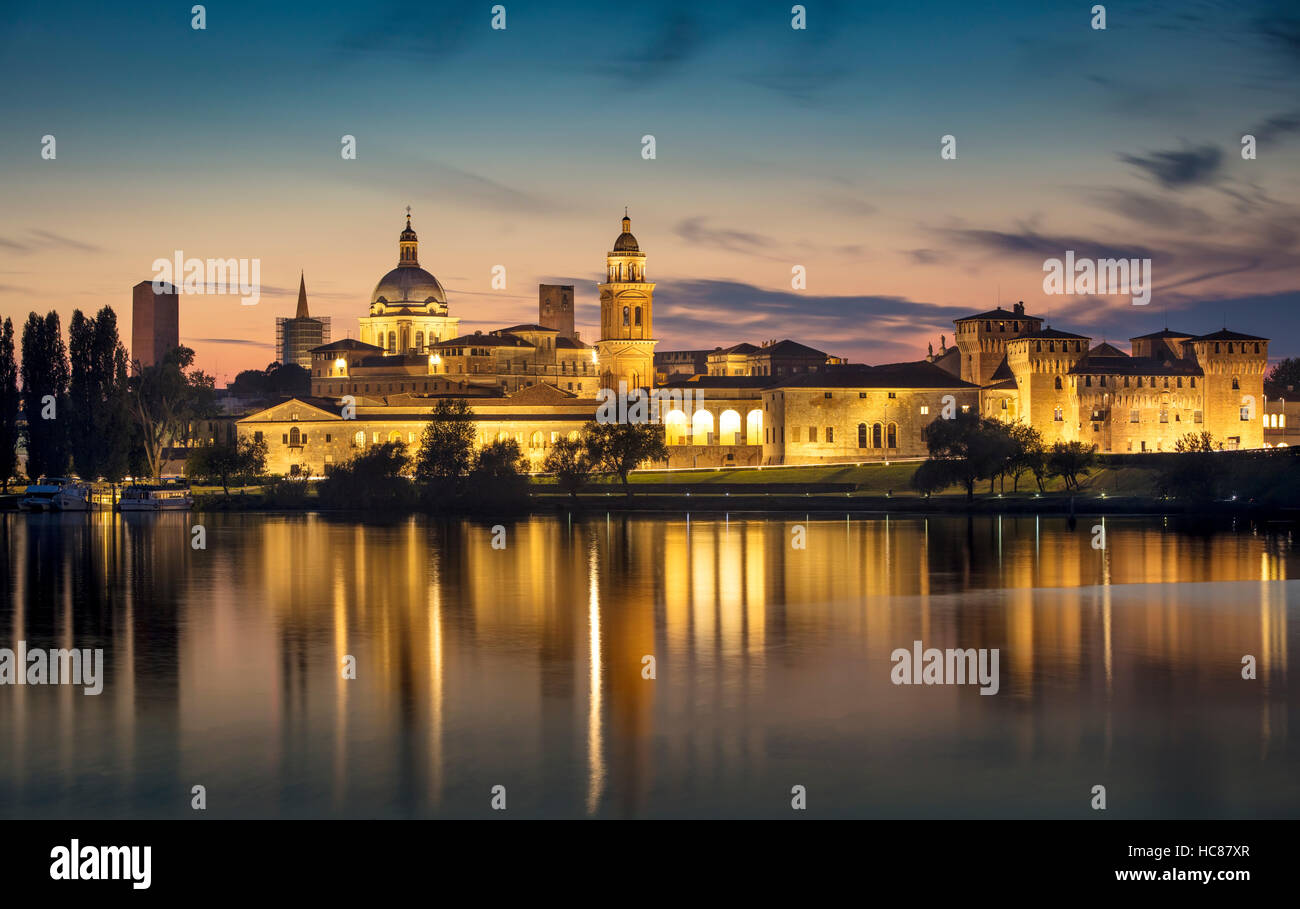 Twilight sur Mantoue skyline reflète dans Lago Inferiore, Lombardie, Italie Banque D'Images