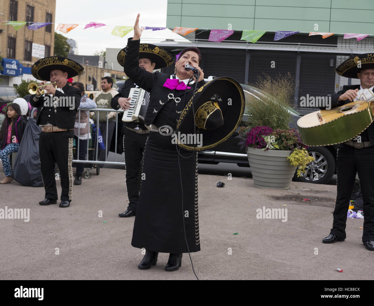 La chanteuse mexicaine et mariachis divertir à la Journée de la mort dans la célébration de Kensington, New York le 30 octobre 2016. Banque D'Images