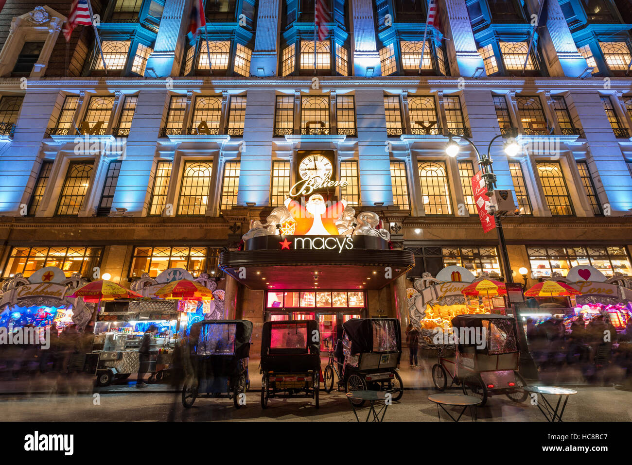 Macy's (grand magasin) avec des lumières de Noël et de vacances s'affiche. Manhattan, New York City Banque D'Images