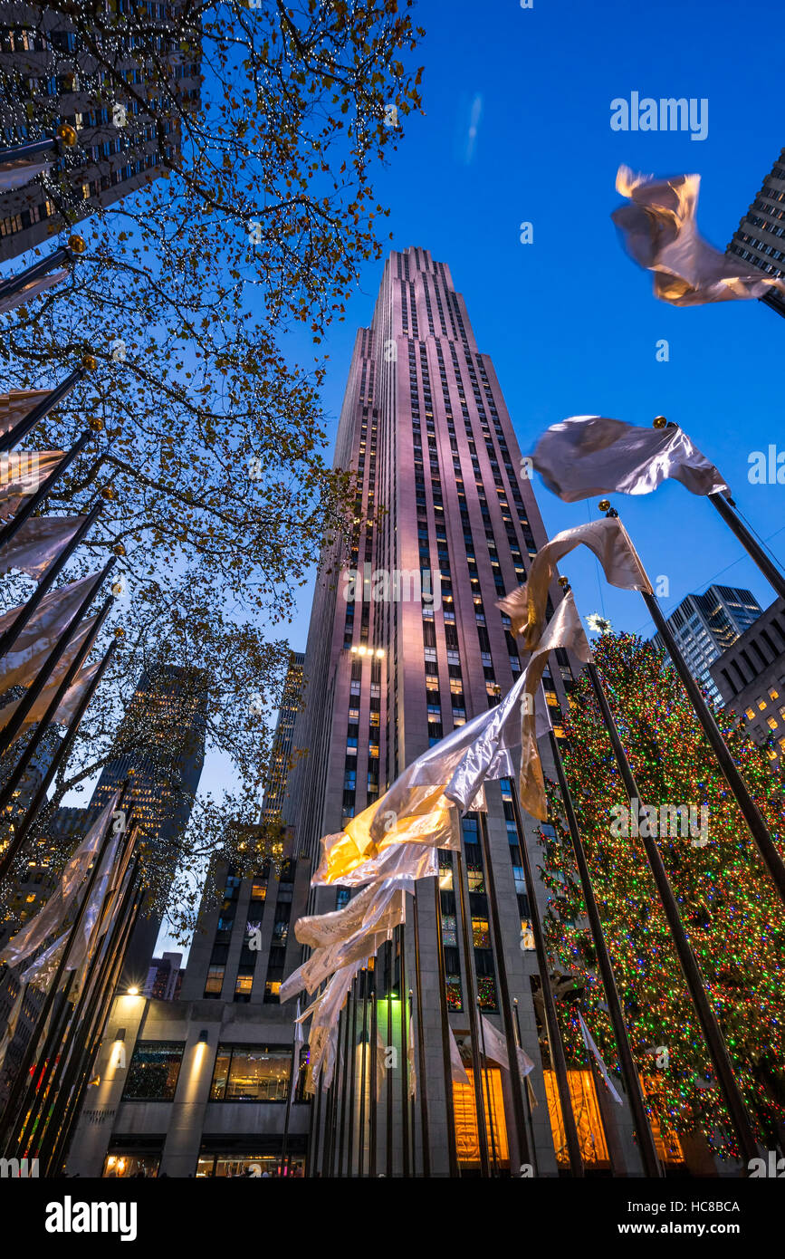 Rockfeller Center avec arbre de Noël et des décorations de Noël au crépuscule. Manhattan, New York City Banque D'Images