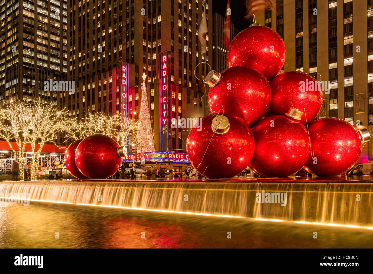 Ornements de vacances rouge géant sur la 6ème Avenue. Décorations de Noël. Midtown. New York City Banque D'Images