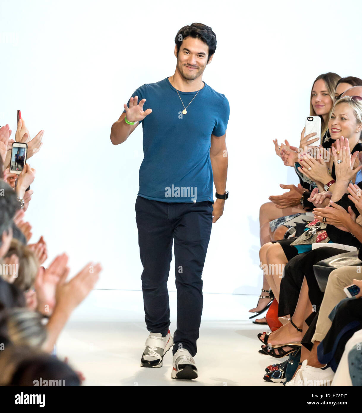 NEW YORK, NY - 11 septembre 2016 : Designer Joseph Altuzarra promenades la piste à l'Altuzarra Printemps Été 2017 Fashion show Banque D'Images