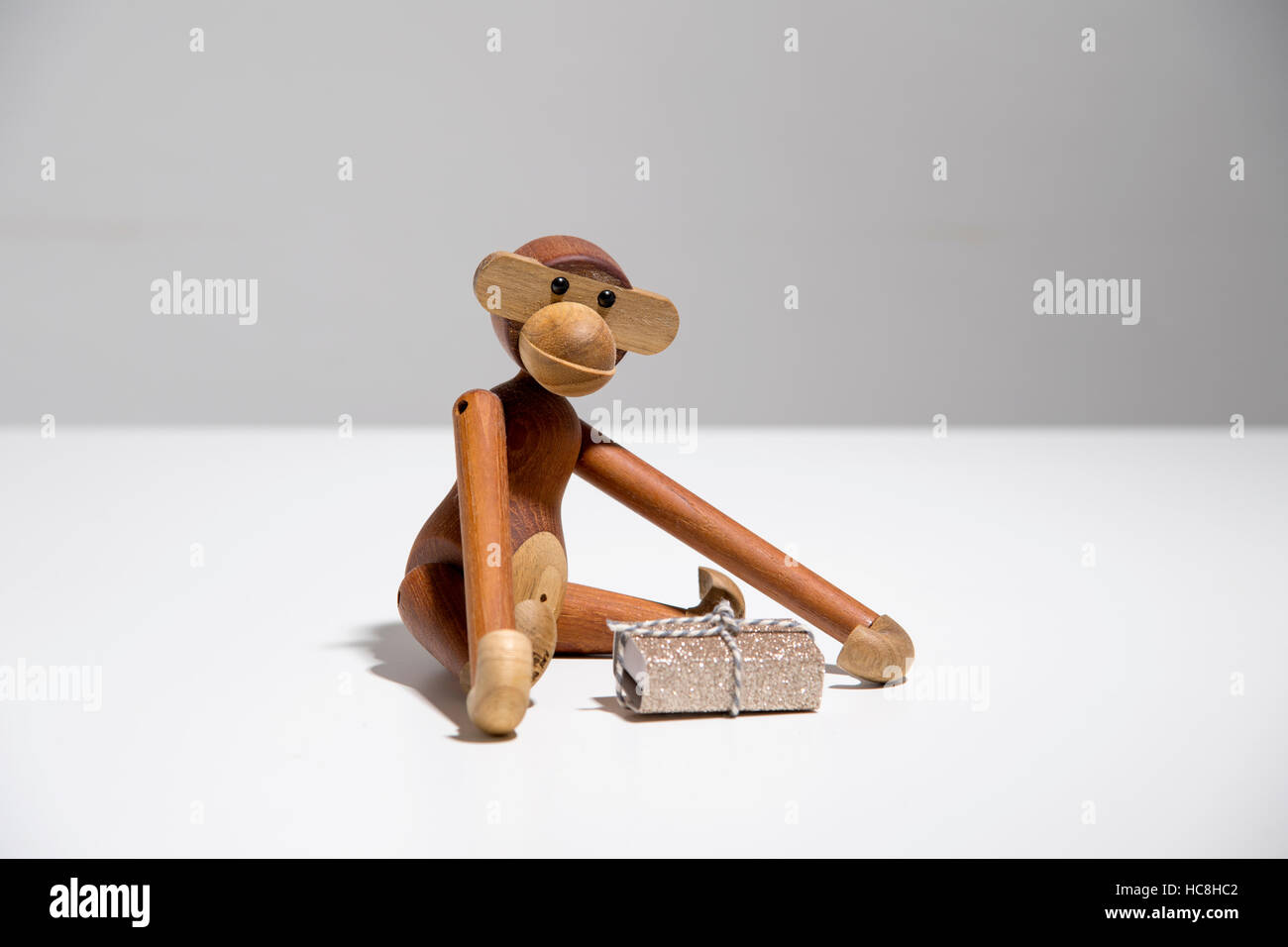 Vintage 1960 singe en bois assis sur un fond blanc avec un présent Banque D'Images