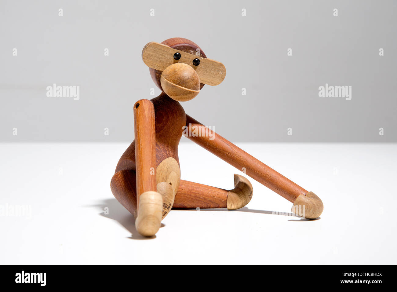 Vintage 1960 singe en bois assis sur un fond blanc avec un présent Banque D'Images