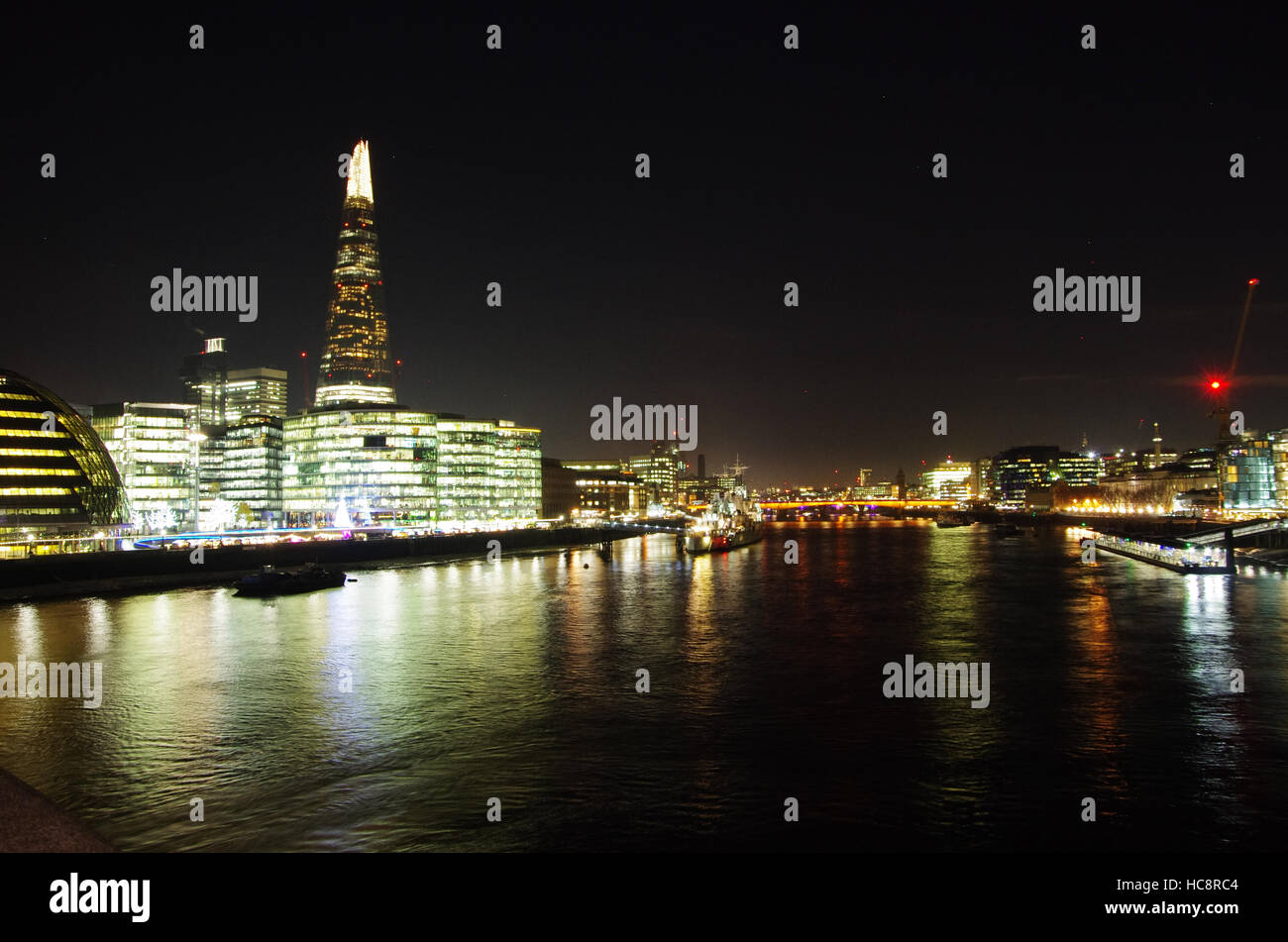 LONDON,UK - 01 DEC 2016 - Vue de la Tamise avec le tesson et le HMS Belfast Banque D'Images