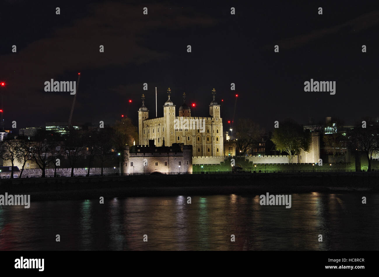 LONDON,UK - 01 DEC 2016 - Vue de la Tour de Londres la nuit. Banque D'Images