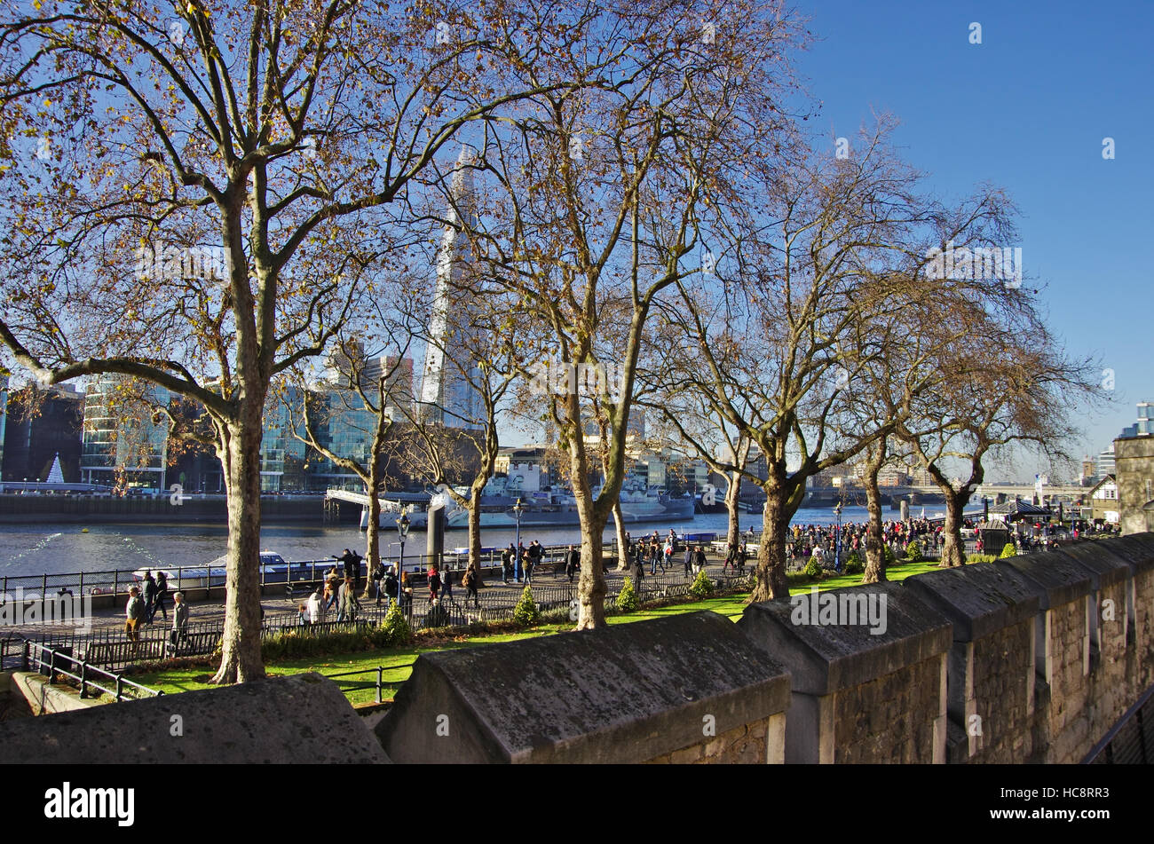 LONDON,UK - 01 décembre 2016 -Le tesson skyscraperover vu de la Tour de Londres les murs Banque D'Images