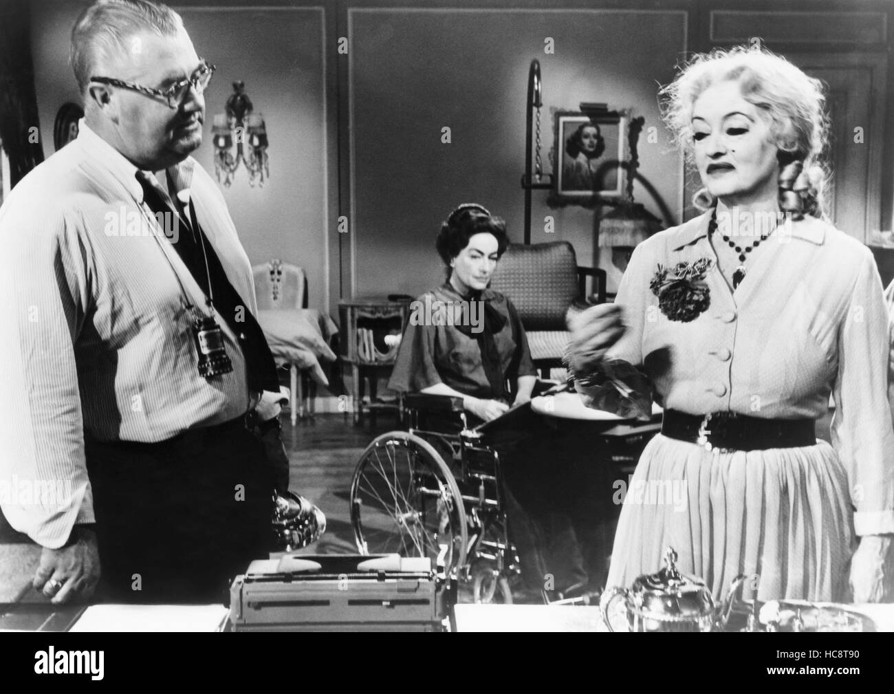 Qu'est-il arrivé à Baby Jane ?, réalisateur Robert Aldrich (avec viseur),  Joan Crawford (en fauteuil roulant), Bette Davis sur le plateau Photo Stock  - Alamy