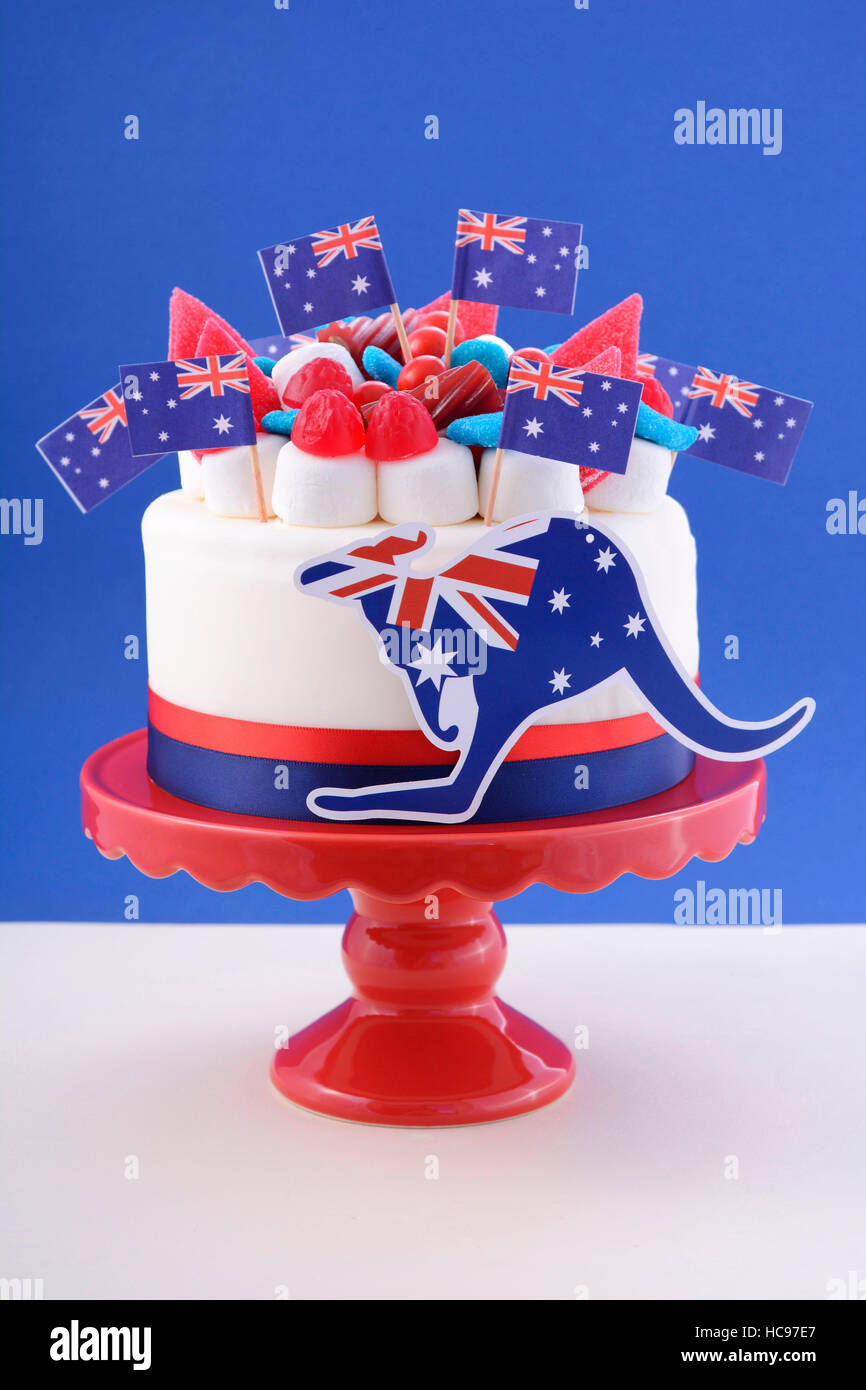 Happy Australia Day Celebration Cake Avec Des Drapeaux Guimauve Bonbons Decorations Sur Un Gateau Rouge Debout Sur Un Tableau Blanc Sur Un Fond Bleu Photo Stock Alamy