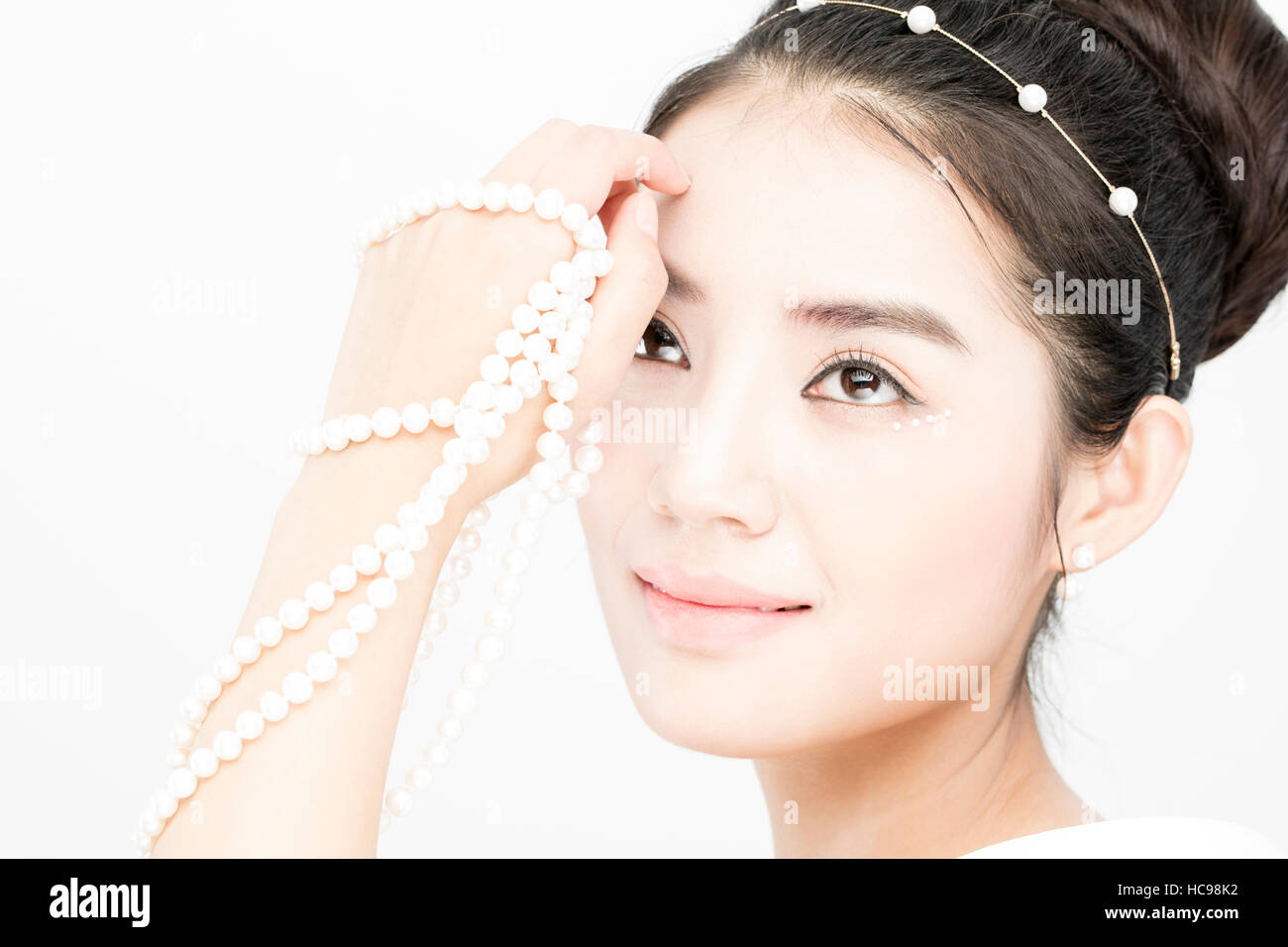 Face of young smiling bride avec décorations de perles Banque D'Images