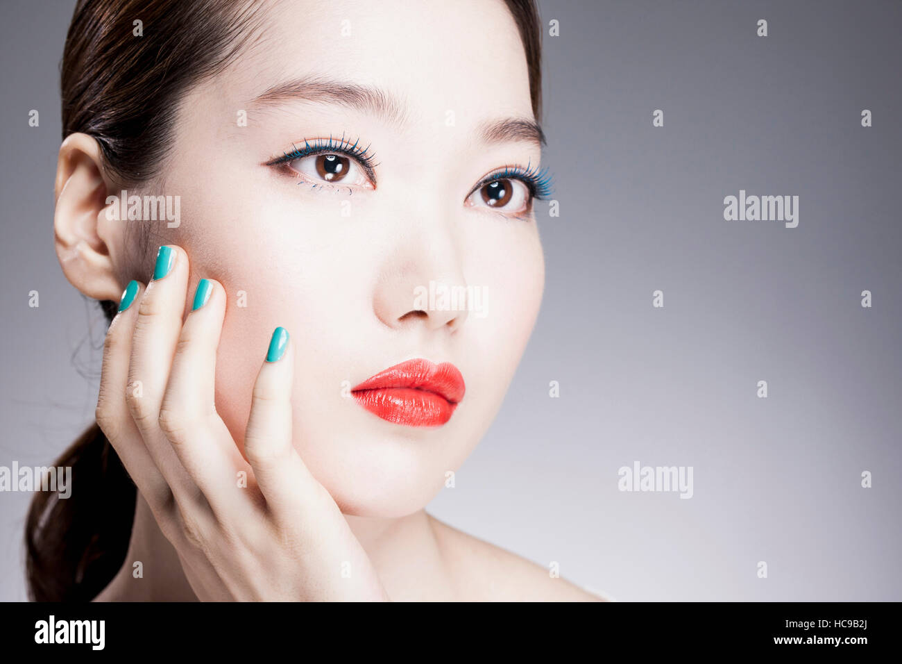 Portrait de jeune femme coréenne avec les lèvres et les ongles bleus Banque D'Images