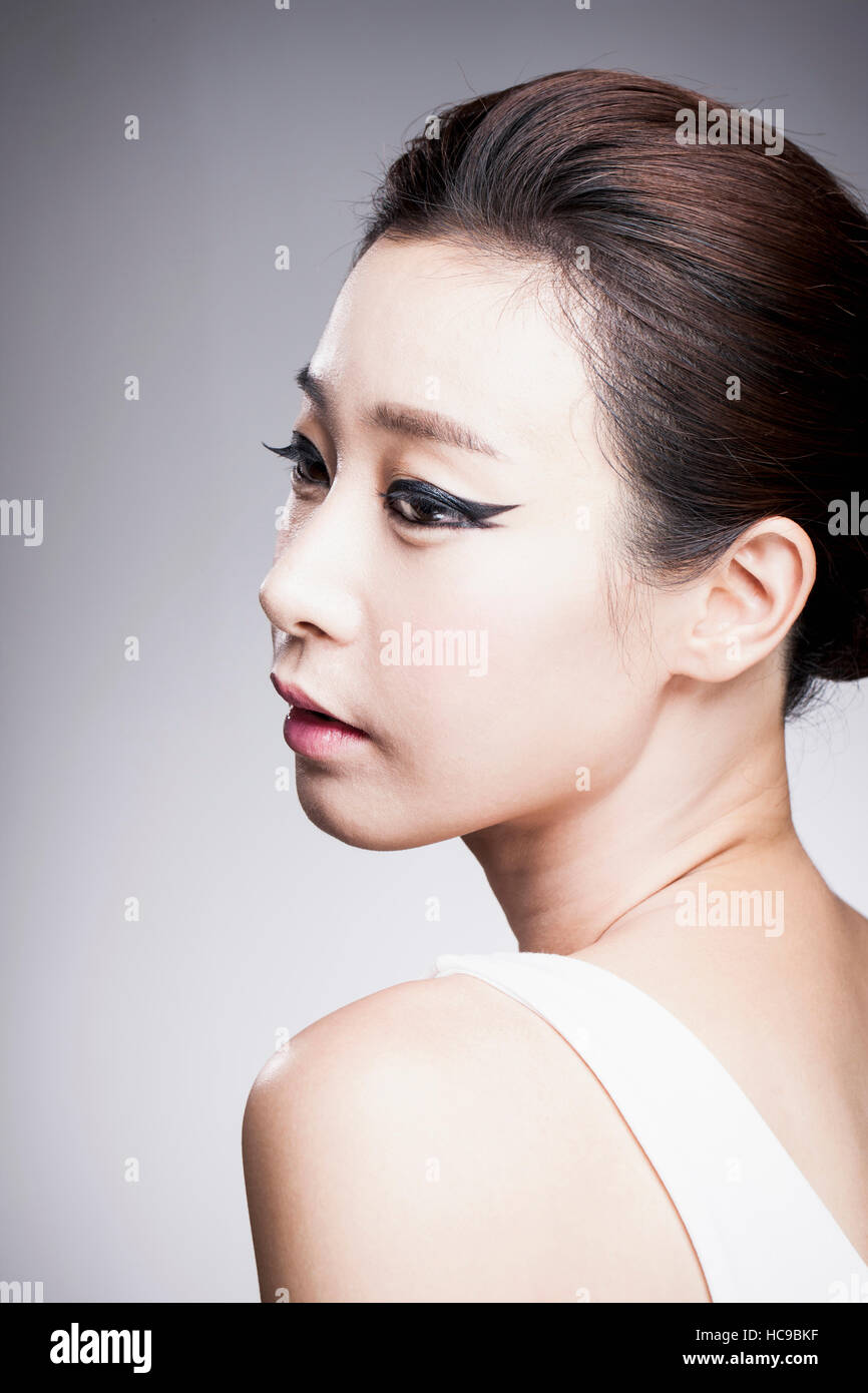 Vue de côté de jeunes Coréens woman in black eye liner Banque D'Images