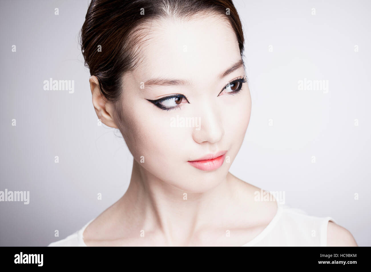 Portrait de jeune femme coréenne en noir eye liner Banque D'Images