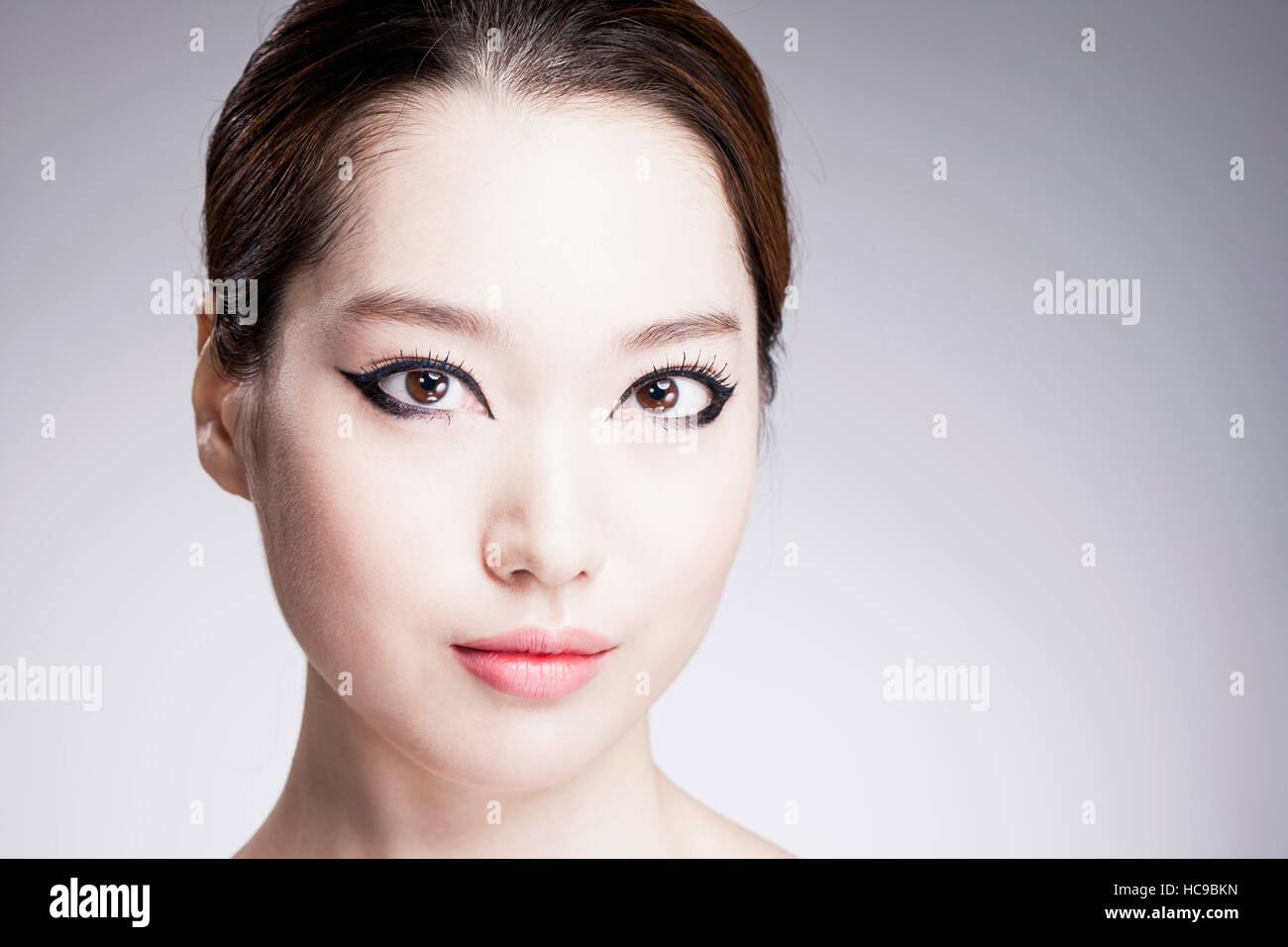 Portrait de jeune femme coréenne en noir eye liner Banque D'Images