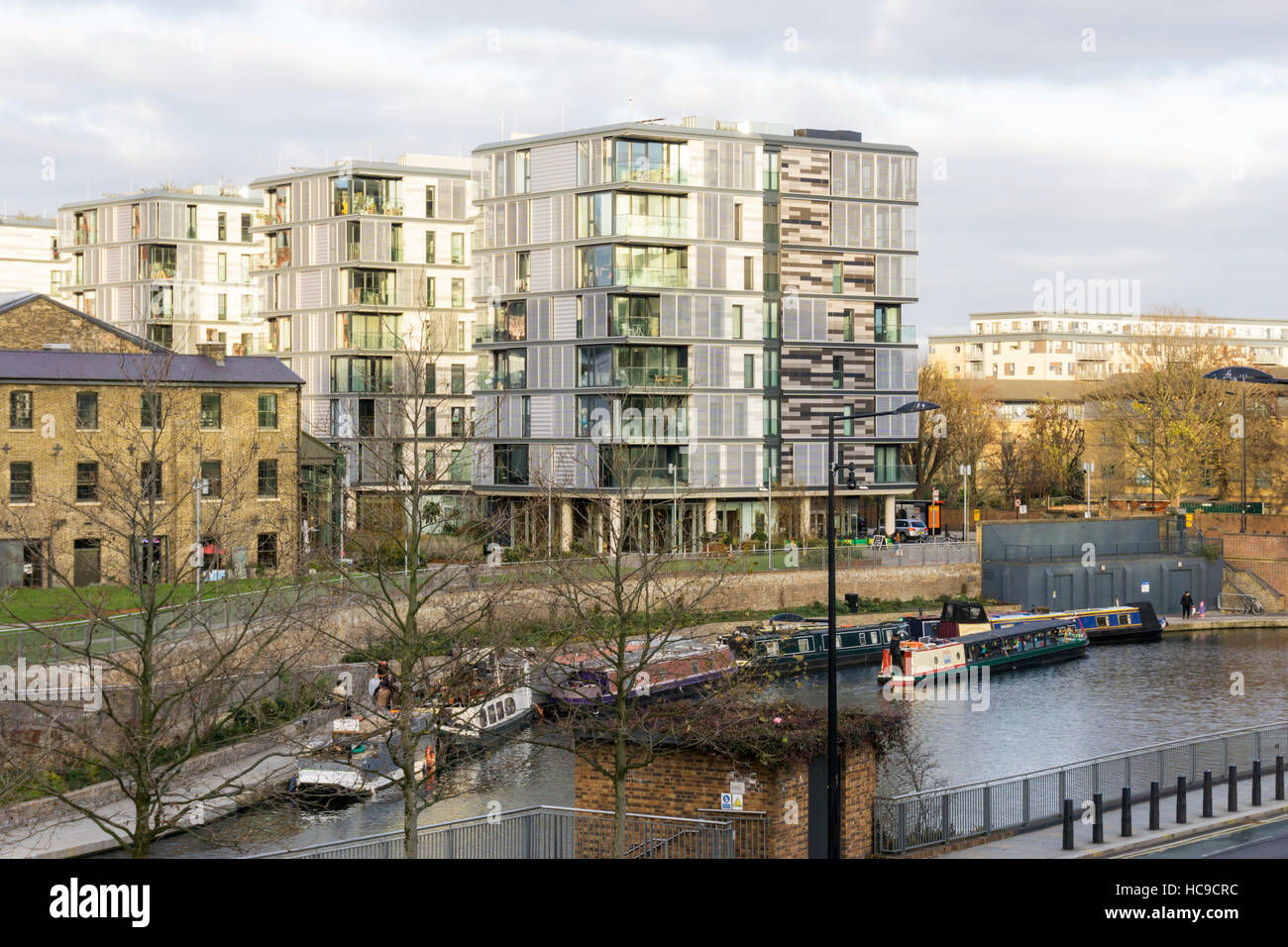 Appartement art et essai du développement à King's Cross, vu à travers le Regents Canal. Banque D'Images