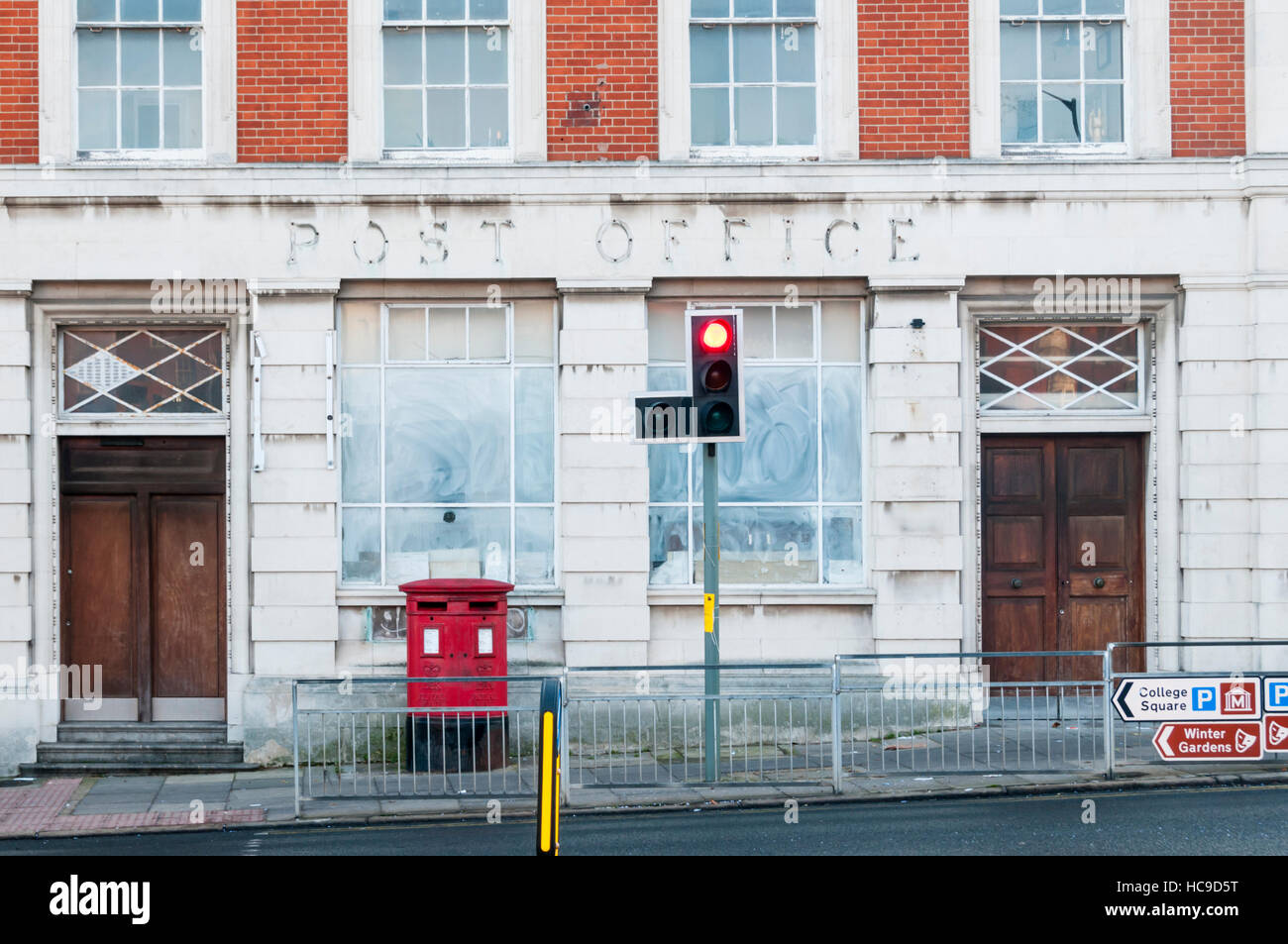 Vieux Bureau de poste fermé dans la région de Cecil Square, Margate avec nom est toujours visible de retirée signe. Banque D'Images