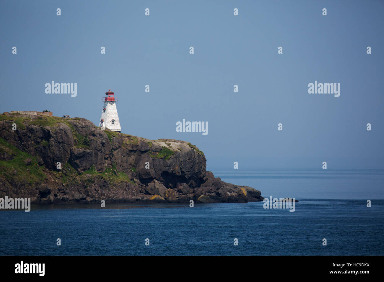 Brume à tête de sanglier, phare en Nouvelle-Écosse, Canada. La région est connue pour baleines. Banque D'Images
